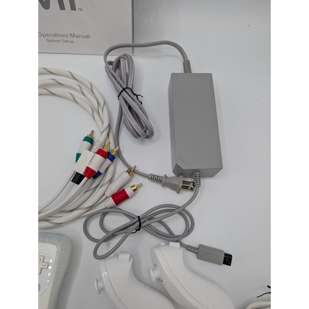 Nintendo Wii Console Bundle White 2 Wiimote 2 Nunchuk Sensor Bar Wii Sports - Picture 4 of 13